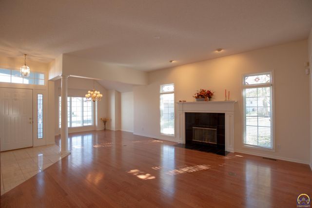 6247 SW 40th Ct, Topeka, KS 66610