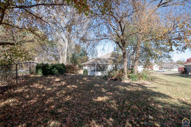 6247 SW 40th Ct, Topeka, KS 66610