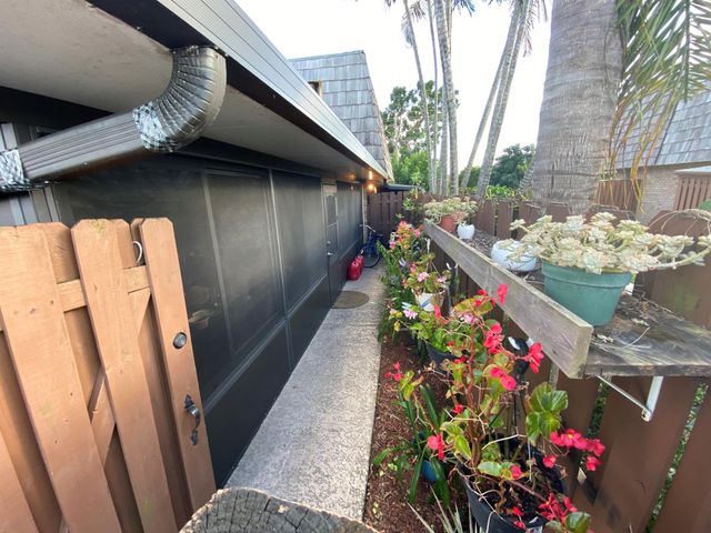 1011 Springdale Circle, Palm Springs, FL 33461