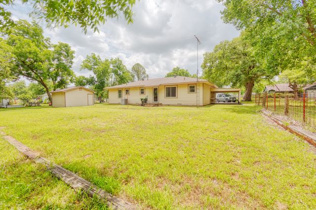 308 W White Street, Pilot Point, TX 76258