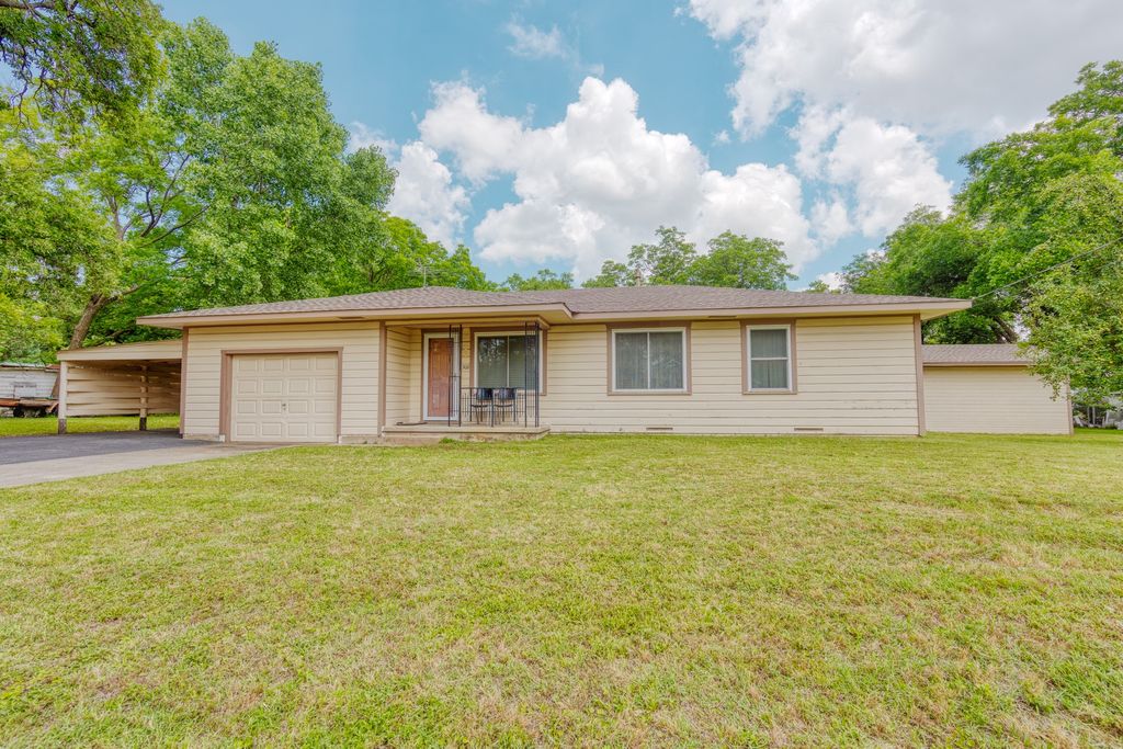 308 W White Street, Pilot Point, TX 76258
