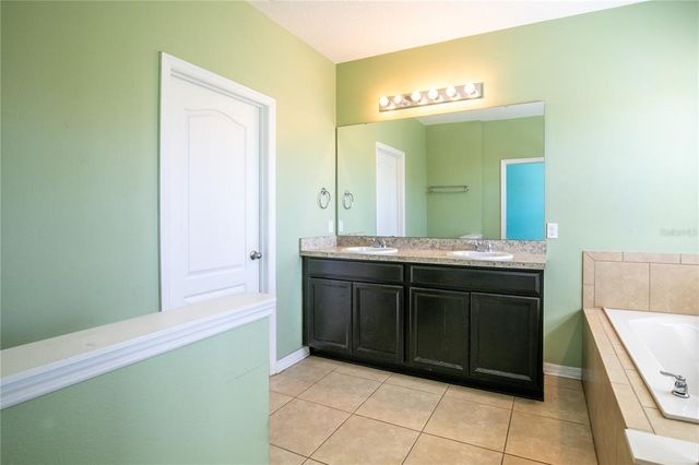 2572 LIMERICK CIRCLE, Grand Island, FL 32735