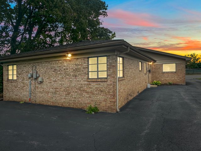 721 E Roosevelt Road, Wheaton, IL 60187