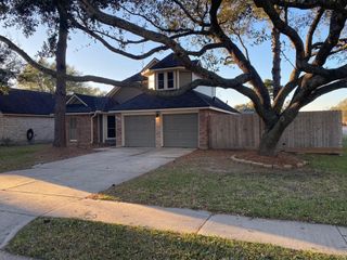 702 Regency Court, Friendswood, TX 77546