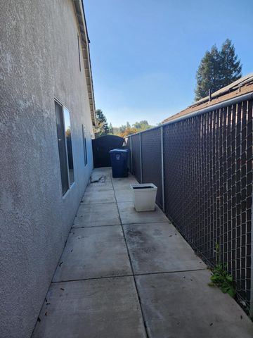 1750 Riesling Street, Tulare, CA 93274