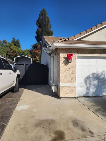 1750 Riesling Street, Tulare, CA 93274