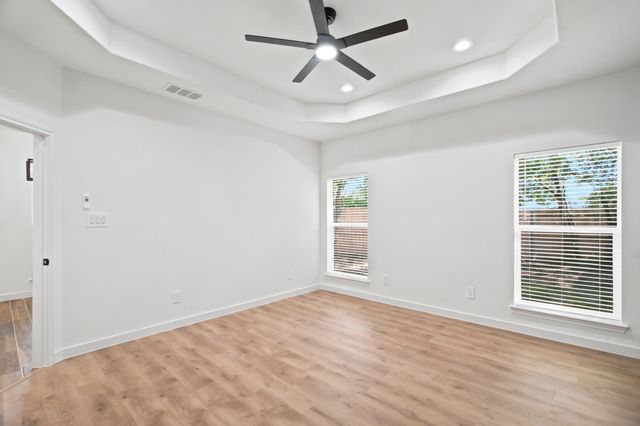 1038 Barton Avenue, Glenn Heights, TX 75154