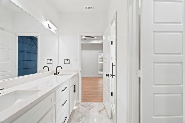1038 Barton Avenue, Glenn Heights, TX 75154