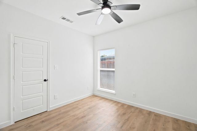 1038 Barton Avenue, Glenn Heights, TX 75154