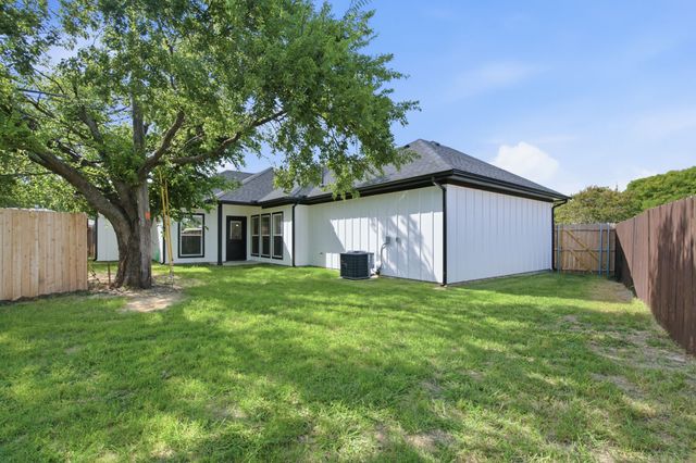 1038 Barton Avenue, Glenn Heights, TX 75154