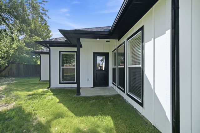 1038 Barton Avenue, Glenn Heights, TX 75154
