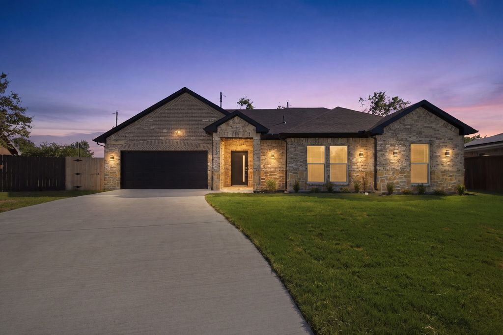 1038 Barton Avenue, Glenn Heights, TX 75154