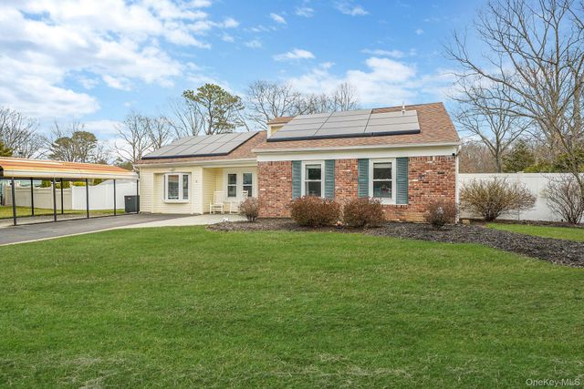 19 Goodwin Lane, Coram, NY 11727