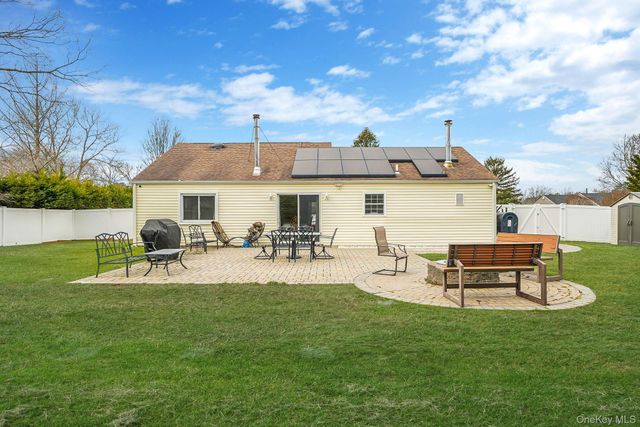 19 Goodwin Lane, Coram, NY 11727