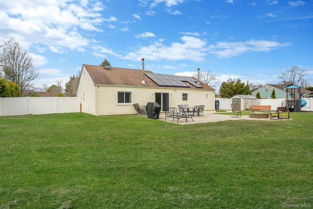 19 Goodwin Lane, Coram, NY 11727