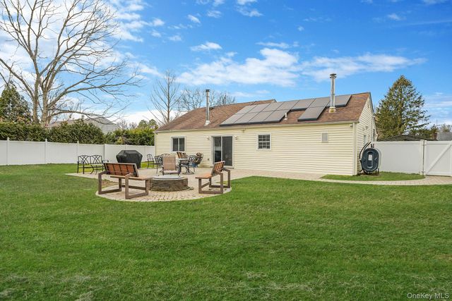 19 Goodwin Lane, Coram, NY 11727