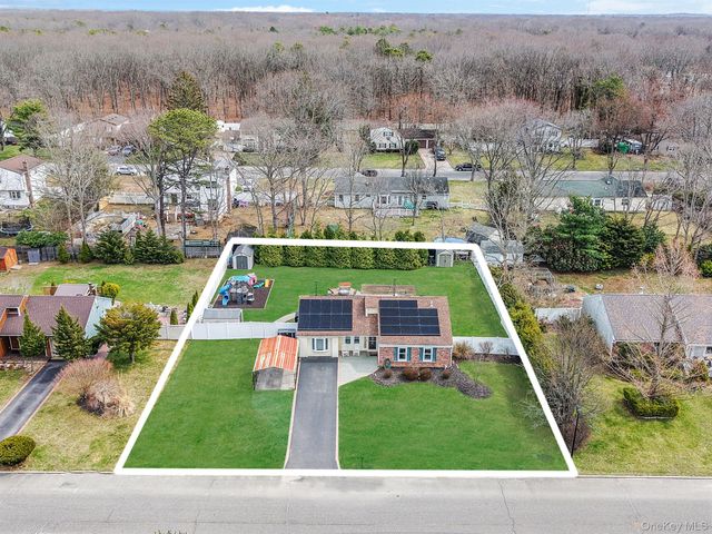19 Goodwin Lane, Coram, NY 11727