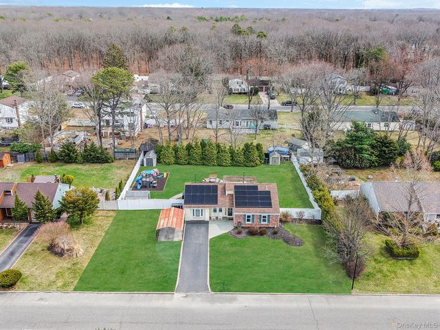 19 Goodwin Lane, Coram, NY 11727