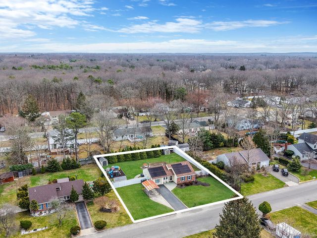 19 Goodwin Lane, Coram, NY 11727