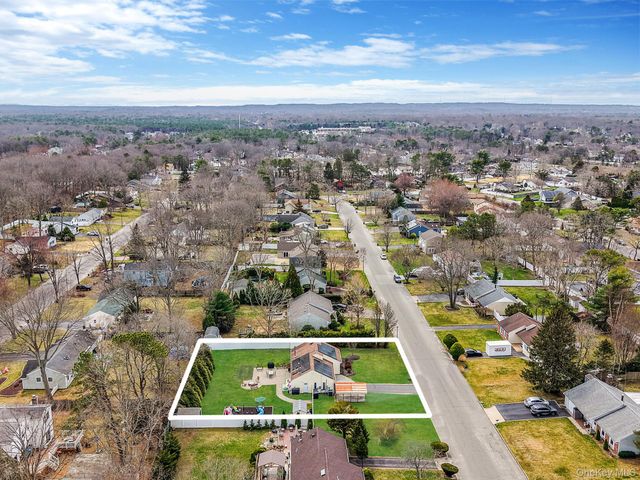 19 Goodwin Lane, Coram, NY 11727