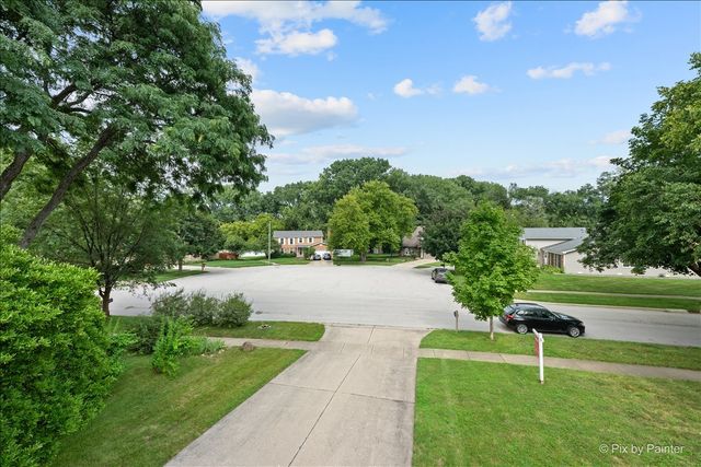 852 Woodmar Drive, Crystal Lake, IL 60014