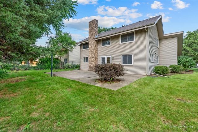 852 Woodmar Drive, Crystal Lake, IL 60014
