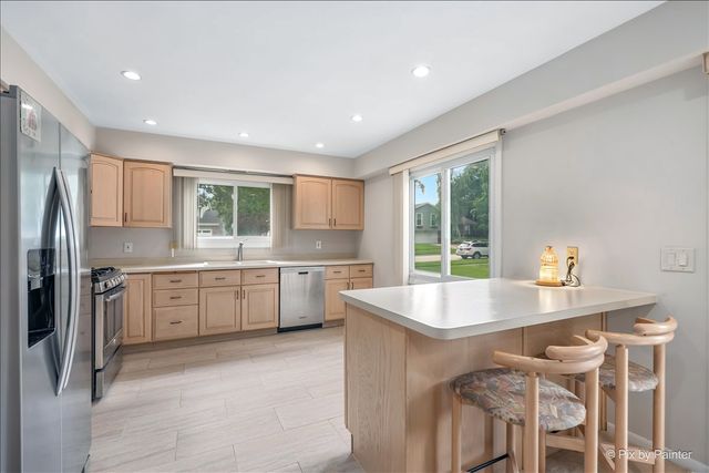 852 Woodmar Drive, Crystal Lake, IL 60014