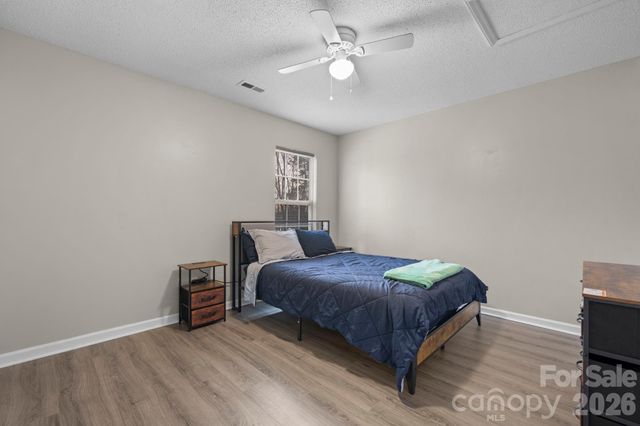 1055 19th Street NE, Hickory, NC 28601