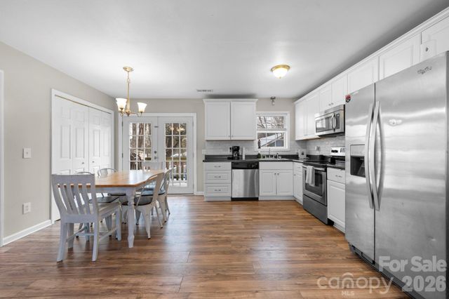 1055 19th Street NE, Hickory, NC 28601