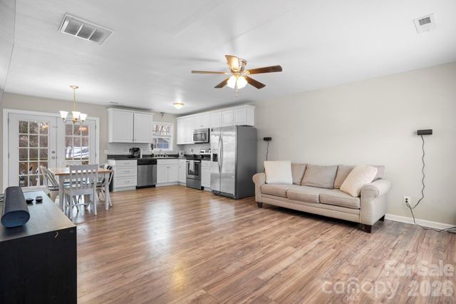 1055 19th Street NE, Hickory, NC 28601