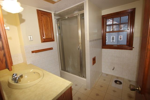 25 Crawford St, Worcester, MA 01604