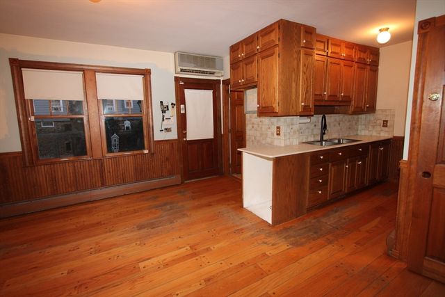 25 Crawford St, Worcester, MA 01604