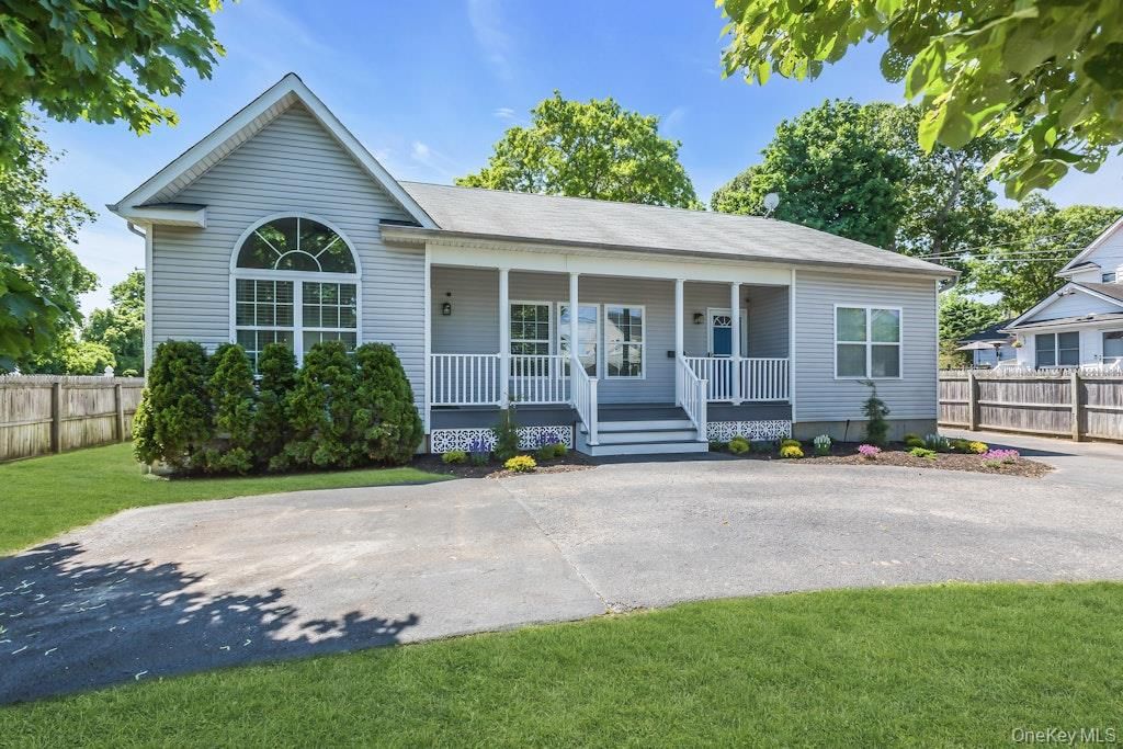 2 Lincoln Avenue, Islip Terrace, NY 11752