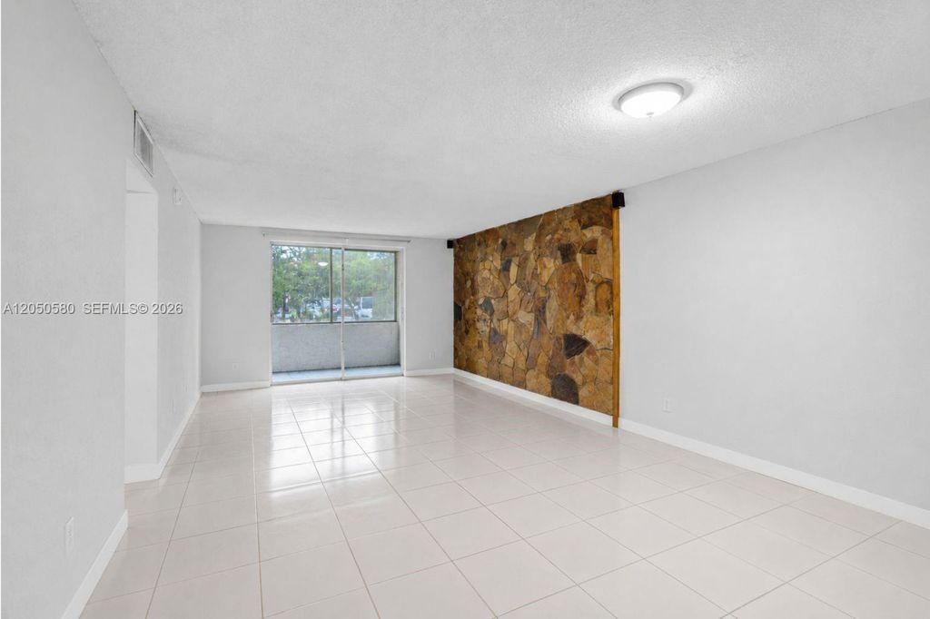8501 NW 8th St 105, Miami, FL 33126