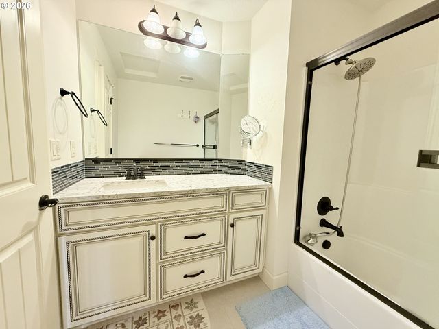 13526 Se ELLEN Dr, Clackamas, OR 97015
