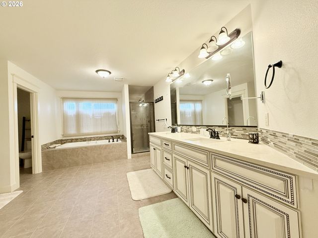 13526 Se ELLEN Dr, Clackamas, OR 97015