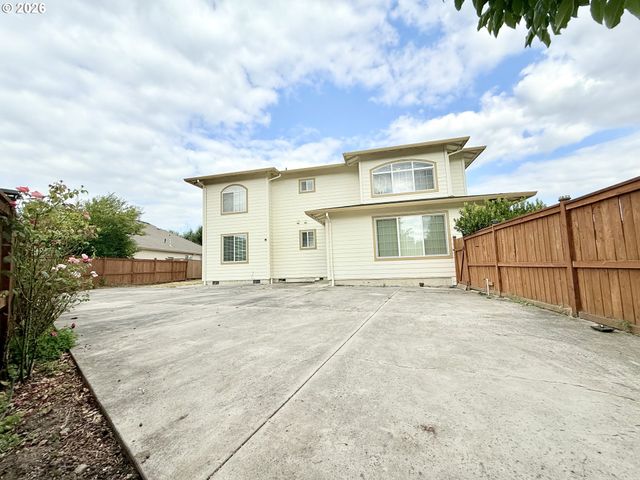 13526 Se ELLEN Dr, Clackamas, OR 97015