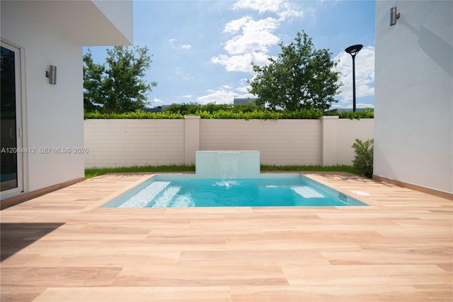 10381 NW 67th Terrace, Doral, FL 33178