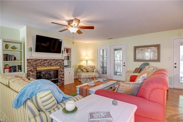 306 Esplanade PL, Chesapeake, VA 23320