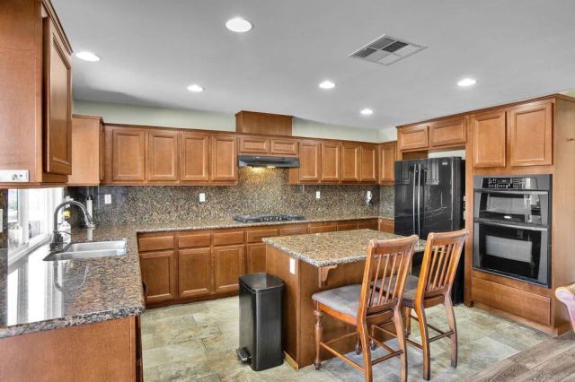 890 Via La Venta, San Marcos, CA 92069
