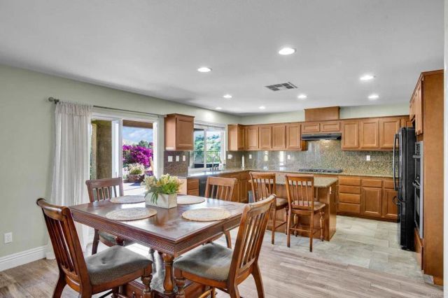 890 Via La Venta, San Marcos, CA 92069