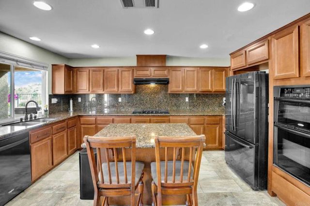 890 Via La Venta, San Marcos, CA 92069