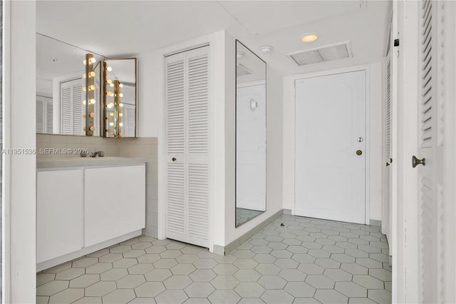 11111 Biscayne Blvd 21C, Miami, FL 33181