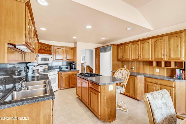 42 Riveredge Road, Tinton Falls, NJ 07724