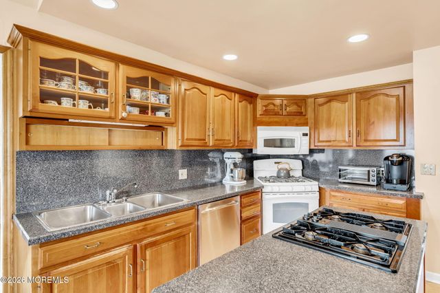 42 Riveredge Road, Tinton Falls, NJ 07724