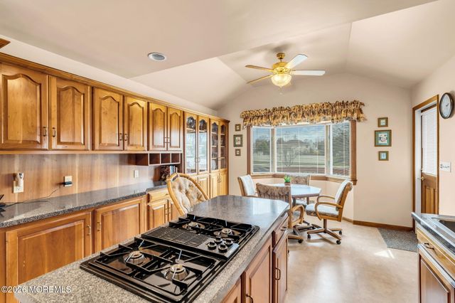 42 Riveredge Road, Tinton Falls, NJ 07724