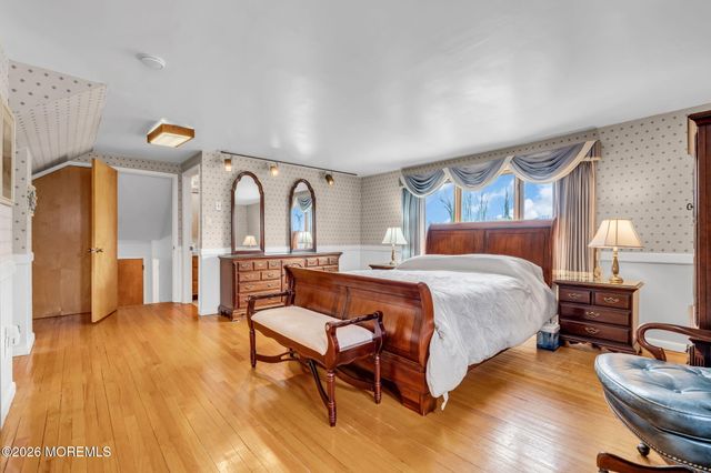 42 Riveredge Road, Tinton Falls, NJ 07724