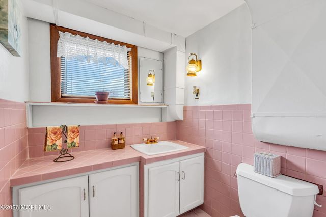 42 Riveredge Road, Tinton Falls, NJ 07724