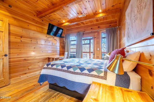 1253 Bear Cub Way, Gatlinburg, TN 37738