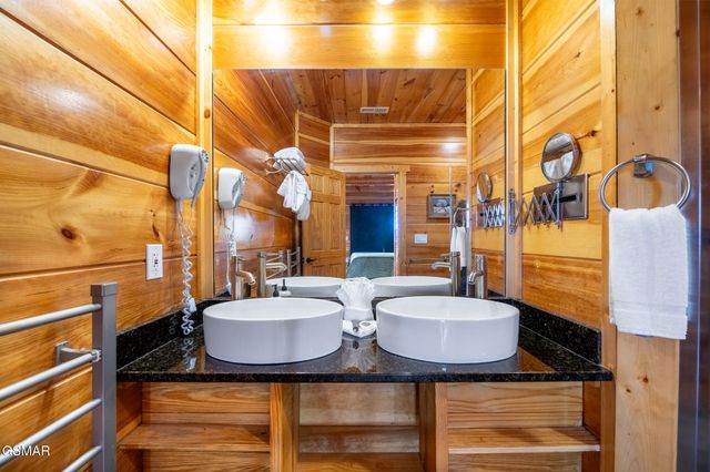1253 Bear Cub Way, Gatlinburg, TN 37738